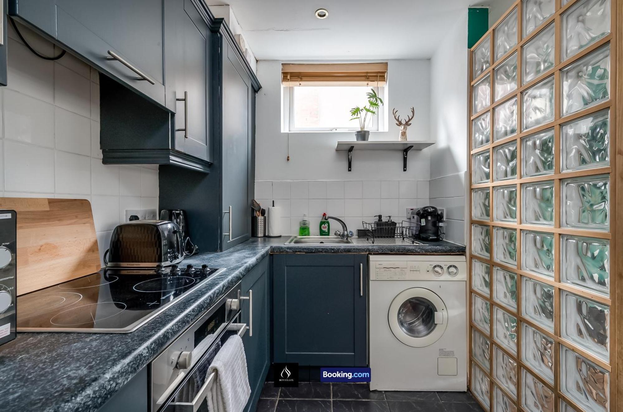 2 Bed House By Boyeilles Apartments Short Lets & Serviced Accommodation Belfast With Balcony & Free Parking Esterno foto