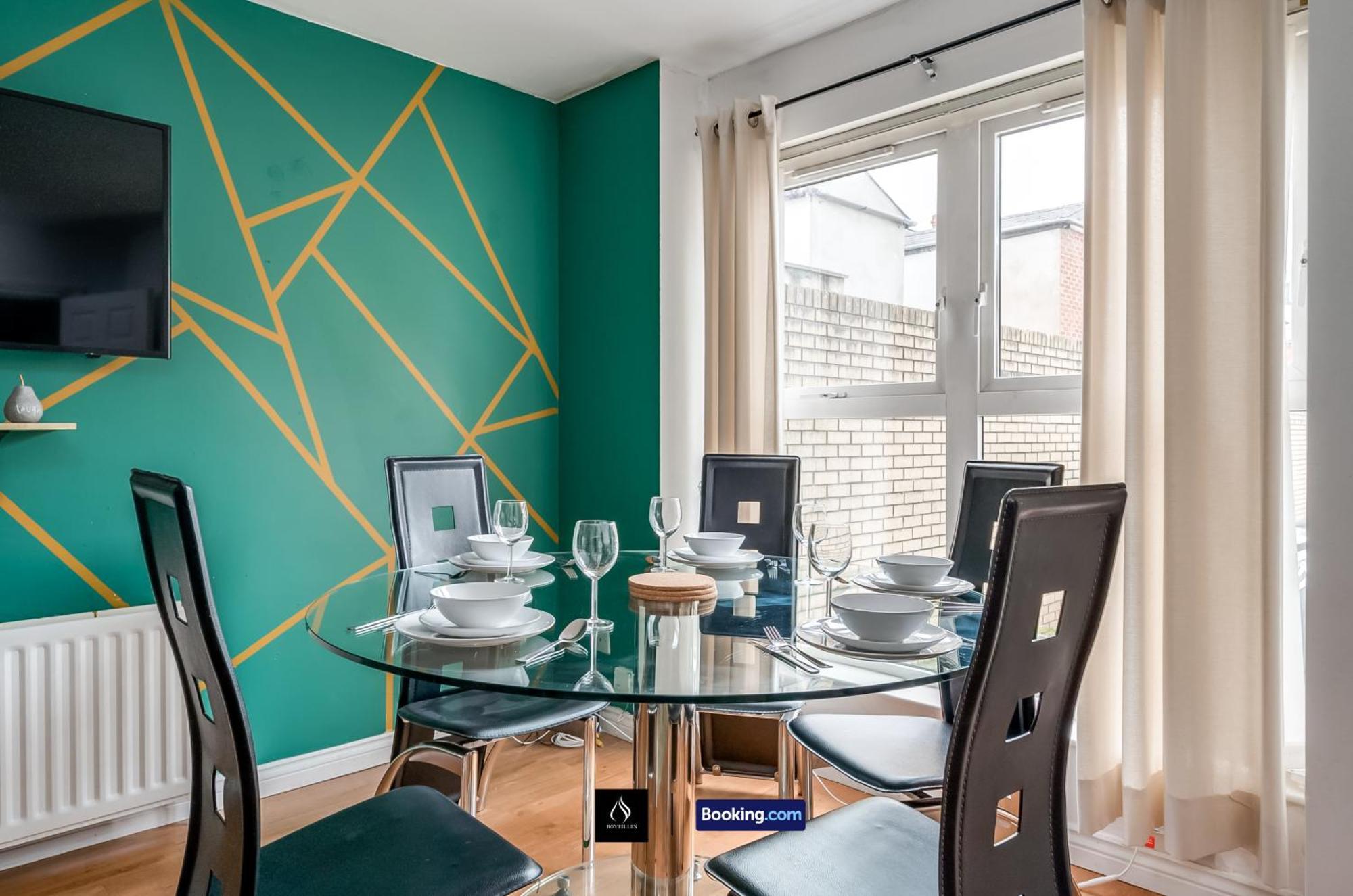 2 Bed House By Boyeilles Apartments Short Lets & Serviced Accommodation Belfast With Balcony & Free Parking Esterno foto
