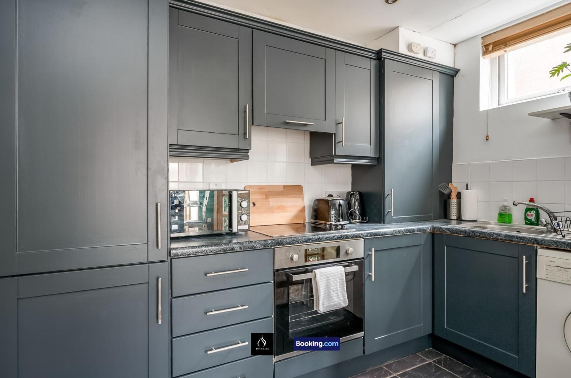 2 Bed House By Boyeilles Apartments Short Lets & Serviced Accommodation Belfast With Balcony & Free Parking Esterno foto