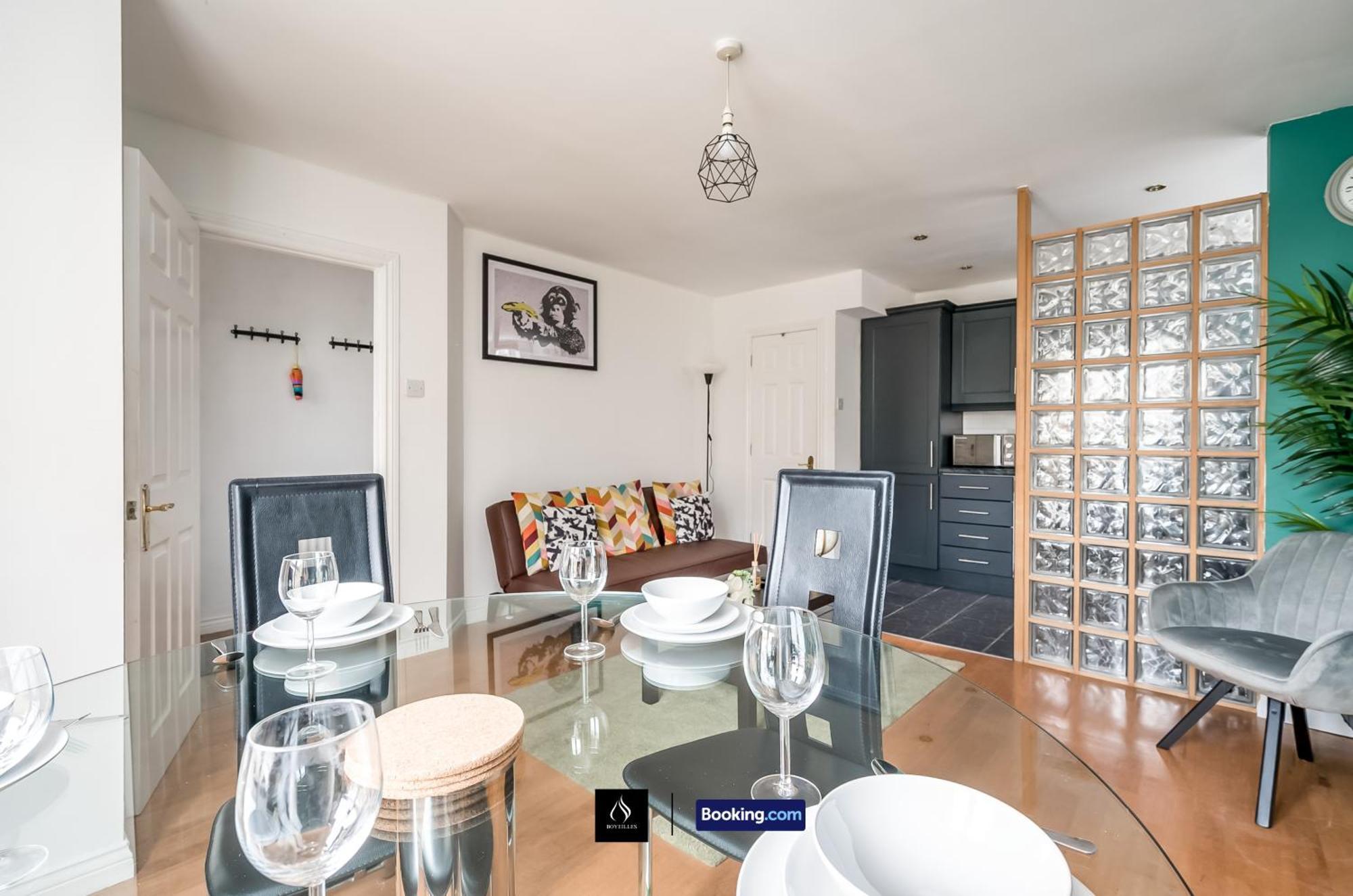 2 Bed House By Boyeilles Apartments Short Lets & Serviced Accommodation Belfast With Balcony & Free Parking Esterno foto