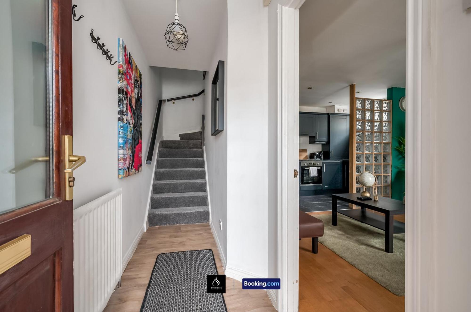 2 Bed House By Boyeilles Apartments Short Lets & Serviced Accommodation Belfast With Balcony & Free Parking Esterno foto