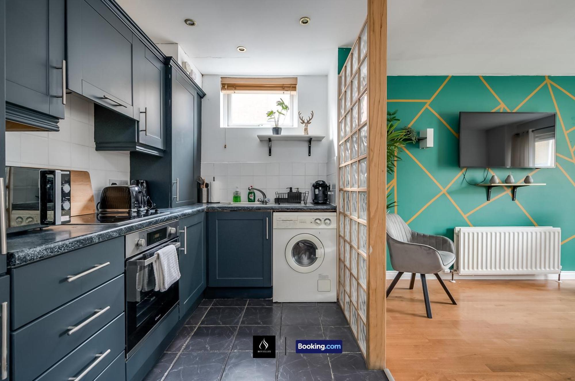 2 Bed House By Boyeilles Apartments Short Lets & Serviced Accommodation Belfast With Balcony & Free Parking Esterno foto