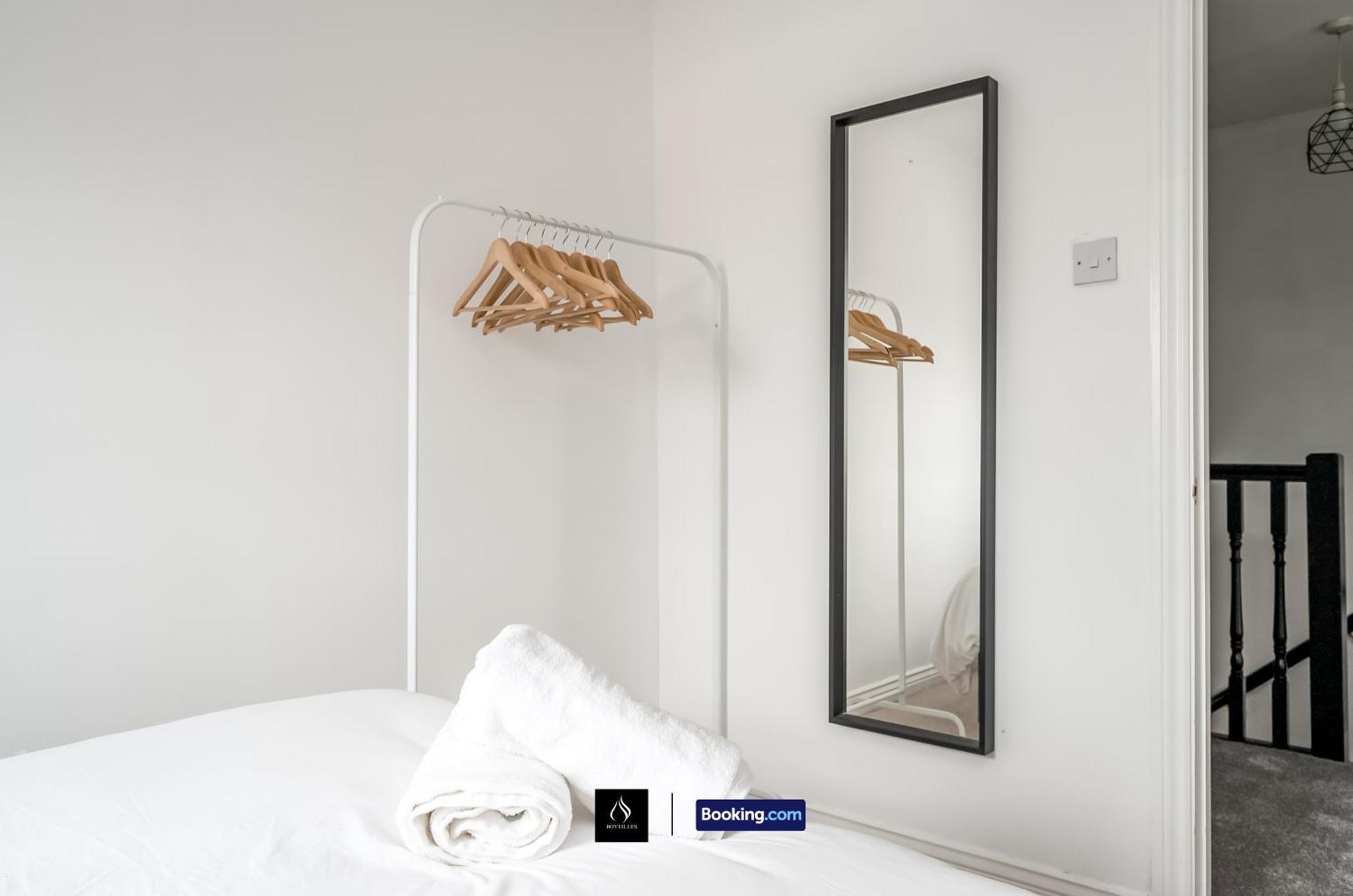 2 Bed House By Boyeilles Apartments Short Lets & Serviced Accommodation Belfast With Balcony & Free Parking Esterno foto