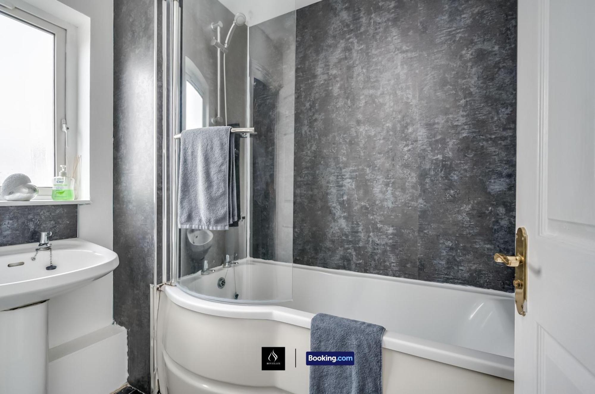 2 Bed House By Boyeilles Apartments Short Lets & Serviced Accommodation Belfast With Balcony & Free Parking Esterno foto