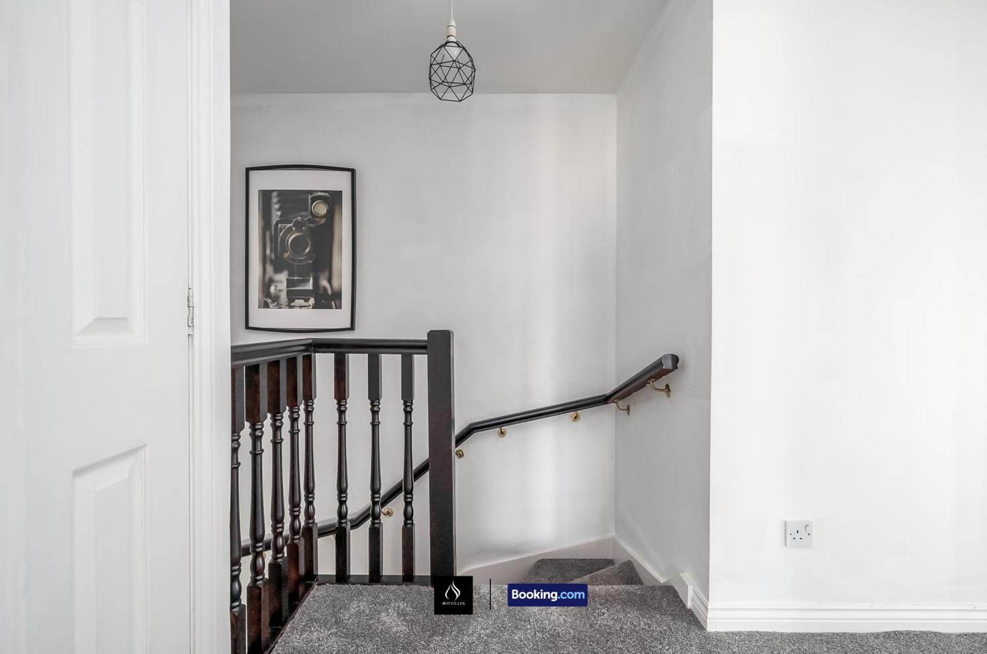 2 Bed House By Boyeilles Apartments Short Lets & Serviced Accommodation Belfast With Balcony & Free Parking Esterno foto